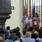 El profesor Gonzalo Melgar y la vicerrectora de Internacionalización y Formación Permanente, Fátima Guadamillas, durante la presentación del concierto