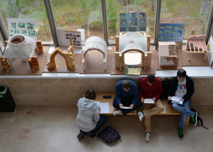 Para poder competir en las mismas condiciones que los sistemas universitarios limítrofes, los recursos públicos debería ascender hasta 153,1 millones de euros
