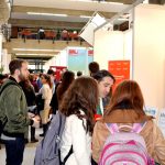 Jóvenes recorriendo los distintos stands ubicados en el Campus de Albacete