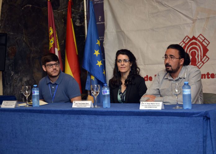 El subdelegado del Campus, Miguel León, con la vicerrectora y el concejal de Juventud en el acto inaugural. Foto: Ayuntamiento de Toledo