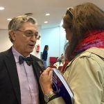 Ángel Viñas atiende a una periodista
