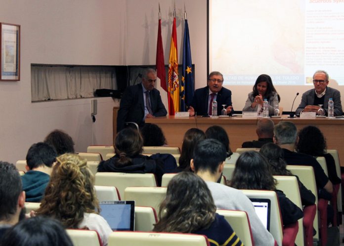 El embajador de Palestina, la decana de Humanidades y el profesor Hernando de Larramendi durante la inauguración