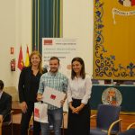 Un alumno recoge su diploma arropado por la vicerrectora de Transferencia e Innovación  y la alcaldesa de Ciudad Real