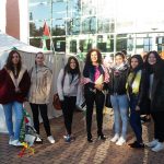 La decana de Ciencias Sociales con estudiantes del centro ante la jaima que acogerá la lectura de poemas