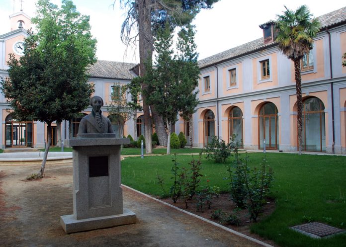 Efigie de Carlos III en el interior del edificio de Sabatini, en el Campus Tecnológico de la Fábrica de Armas de Toledo.