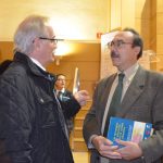 El profesor de la UCLM Miguel Lacruz (i) conversa con Pere Marquès