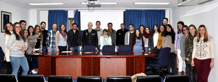 La profesora Rodríguez Yagüe y el comisario José Ignacio López posan junto con los estudiantes y funcionarios del CNP
