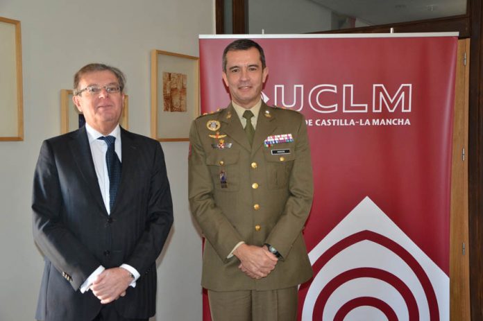 El rector de la Universidad de Castilla-La Mancha (UCLM), Miguel Ángel Collado, y el director de la Academia de Infantería de Toledo, el coronel Francisco Javier Marcos Izquierdo