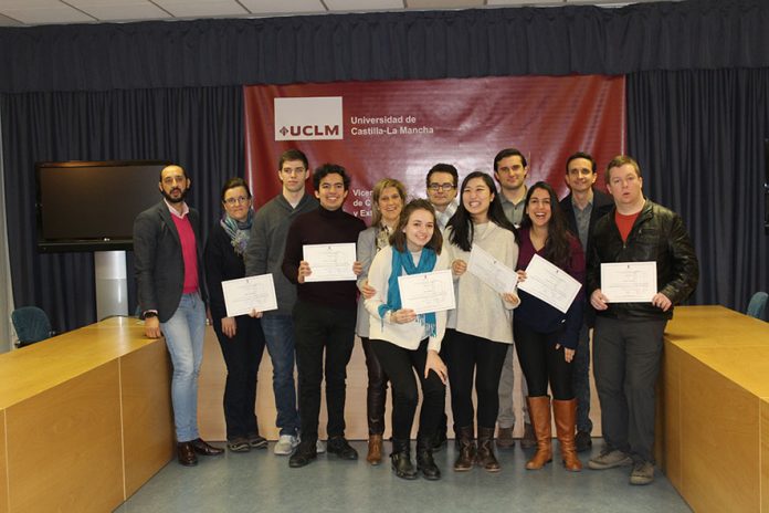 Estudiantes de la Johns Hopkins University, junto a miembros de la UCLM y del director residente del programa del centro estadounidense, Manuel Colás