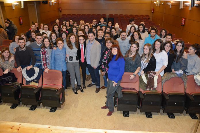 Alumnos del programa de prácticas en el Sáhara, junto a coordinadores y responsables institucionales