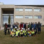 Foto de grupo de las investigadoras del Campus de Cuenca, junto a un grupo de niñas