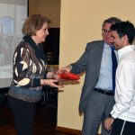 El rector y la vicerrectora entregan el premio al profesor Javier Abián, campeón de bádminton en el XXVI Trofeo Rector