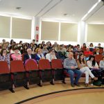 Alumnos y profesores asistentes a la presentación de la obra de Guasch