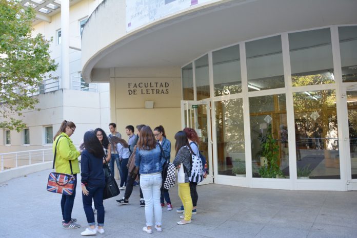 Alumnos a las puertas de la Facultad de Letras de Ciudad Real, centro en el que se celebra el Aula de Poesía