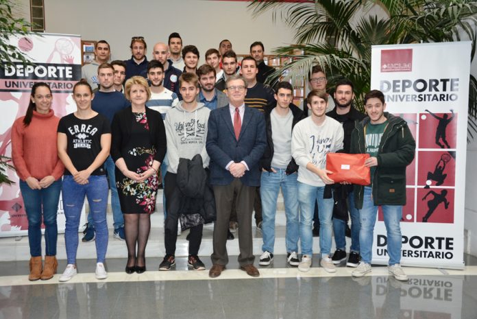 Foto de grupo de algunos de los deportistas premiados en el XXVI Trofeo Rector y responsables institucionales