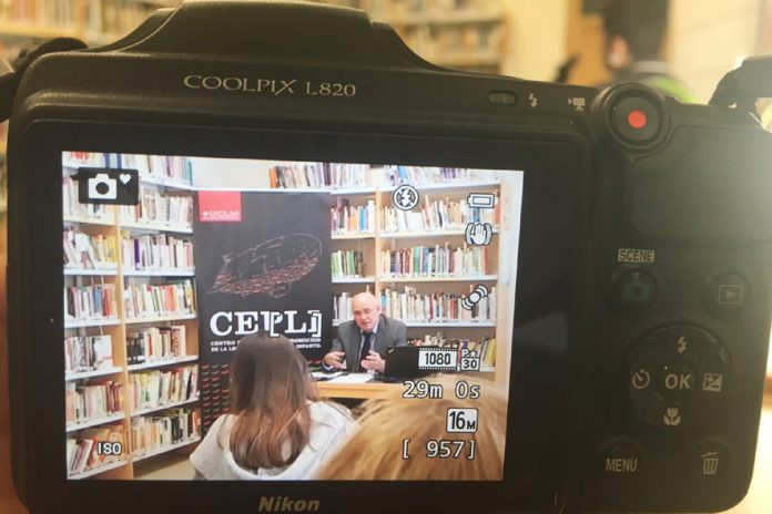 Antonio Orlando, durante la grabación de material docente audiovisual para la próxima edición del Máster en Promoción de la Lectura y Literatura Infantil