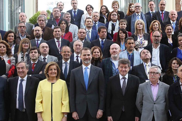 S.M. el rey Felipe VI, junto a participantes y autoridades de la Conferencia Nacional Tripartita convocada por la Organización Internacional del Trabajo