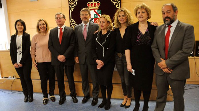 El rector de la UCLM, junto a las codirectoras de las jornadas y del ministro de Justicia, Rafael Catalá