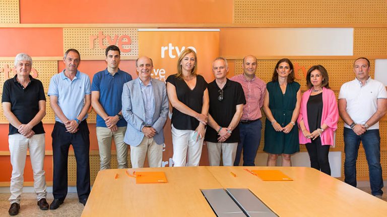 La UCLM y RTVE impulsan la práctica físico deportiva entre los operadores de cámara