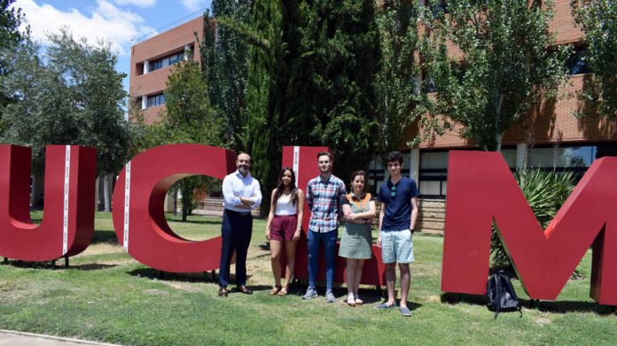 Tres de los alumnos seleccionados junto a la tutora de las prácticas, Juani Moricillo, y el decano de la Facultad de Derecho de Albacete, Diego Gómez