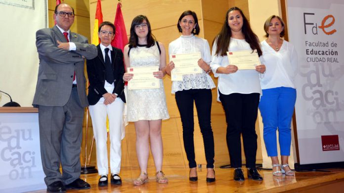 Las premiadas, junto a reponsables académicos y del Colegio de Doctores y Licenciados de Filosofía y Letras y en Ciencias de C-LM