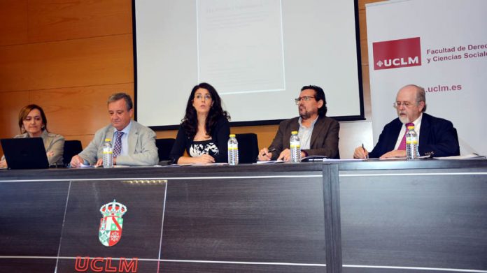 La vicerrectora de Estudiantes y Responsabilidad Social, Ana Carretero, (c), ha presentado las jornadas
