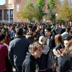 Al finalizar las marchas, los estudiantes han leído un comunicado ante las sedes de Presidencia y de las delegaciones de la Junta de Comunidades