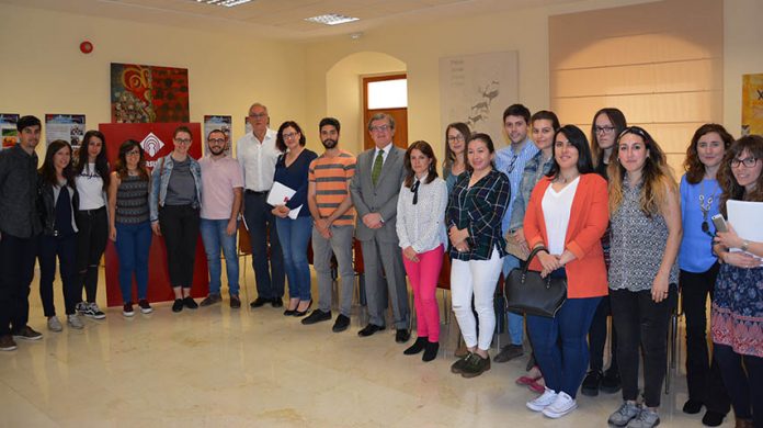 El rector, junto a los doce alumnos de la Universidad de Castilla-La Mancha (UCLM) que desarrollarán proyectos de cooperación internacional