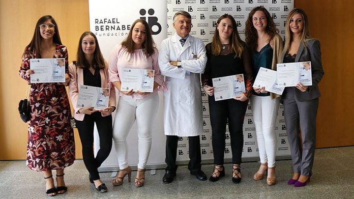 Natalia Arance Romero (2ª izqda.), Marta Arellano Andrade (3ª izqda.) y Laura Flores Carrasco (1ª dcha.) © Instituto Bernabeu