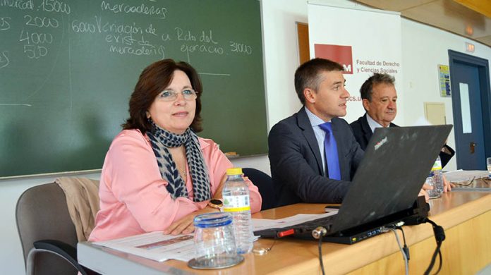 La profesora de la UAM Gemma Durán ha impartido una conferencia sobre economía circular. © Gabinete de Comunicación UCLM