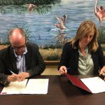 Firmaron el acuerdo la Ángela González y Agapito Portillo.   © UCLM