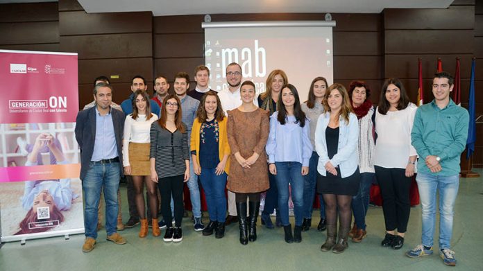 Foto de familia del acto de clausura de la III edición de Generación ON. © Gabinete de Comunicación UCLM