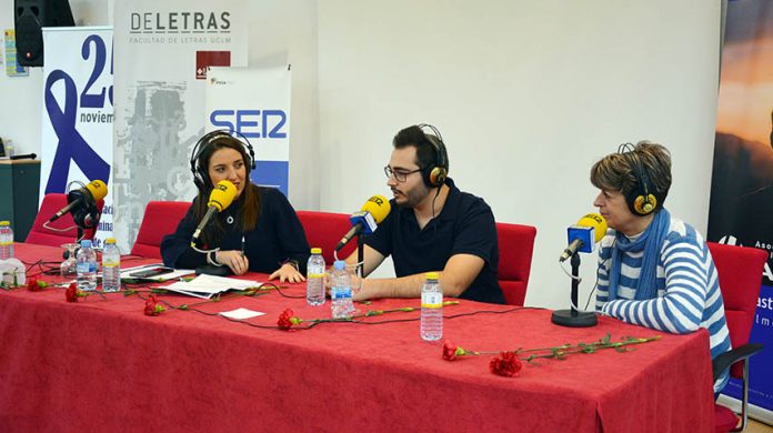 Un momento de la retransmisión en directo del programa de la Cadena SER desde la Facultad de Letras. © Gabinete de Comunicación UCLM