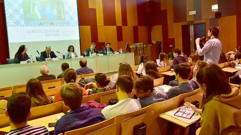 Estudiantes de la UCLM amplían su conocimiento sobre la República de Uzbekistán