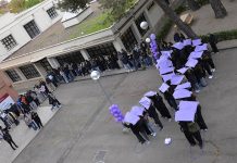 La Facultad de Educación de Ciudad Real recuerda con música y la lectura de un manifiesto la realidad que viven muchas mujeres