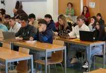 Alumnado de la Facultad de Comunicación participa en una conferencia de prensa real en las aulas con Globalcaja