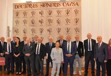 La UCLM obsequia a sus doctores ‘honoris causa’ con un vítor en los muros de su histórico Paraninfo del Rectorado