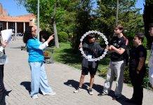 Adolescentes impulsan un debate callejero en la UCLM para combatir el ciberodio en la comunidad universitaria