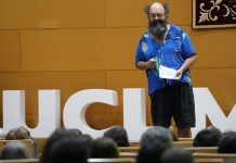 El cómico Ignatius Farray reflexiona en el campus de Cuenca sobre la fuerza de los escenarios: “Desembucho palabras que no me atrevo a decir a solas o fuera de este espacio”